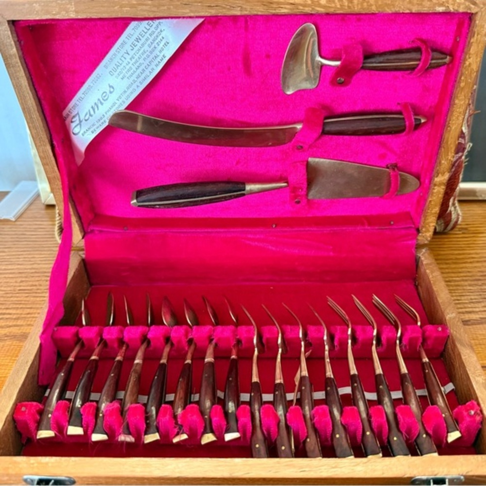 Vintage 1960’s James Jewelers brassware dessert set.💝
